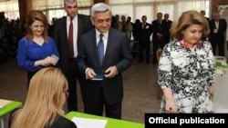 Armenia - President Serzh Sarkisian, his wife and daughter vote in the parliamentary elections, Yerevan,6May2012.