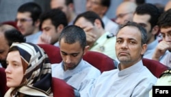 احمد زیدآبادی (راست) در دادگاه هفدهم مرداد