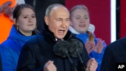 Володимир Путін виступає під час концерту на честь його чергового президентства та 10-річчя незаконної анексії Криму. Червона площі у Москві. Росія. 18 березня 2024 року