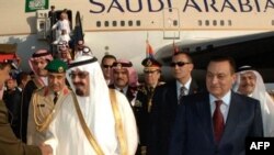 ملک عبدالله پادشاه عربستان برای گفتگو با حسنی مبارک، رییس جمهور مصر در باره مشکلات اعراب به شرم الشیخ رفته است. (عکس از AFP)