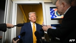 Президент США Дональд Трамп общается с журналистами во время полета из Палм-Бич в Майами на борту Air Force One. 12 апреля 2025 года.