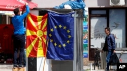 Знамиња на ЕУ и Северна Македонија.