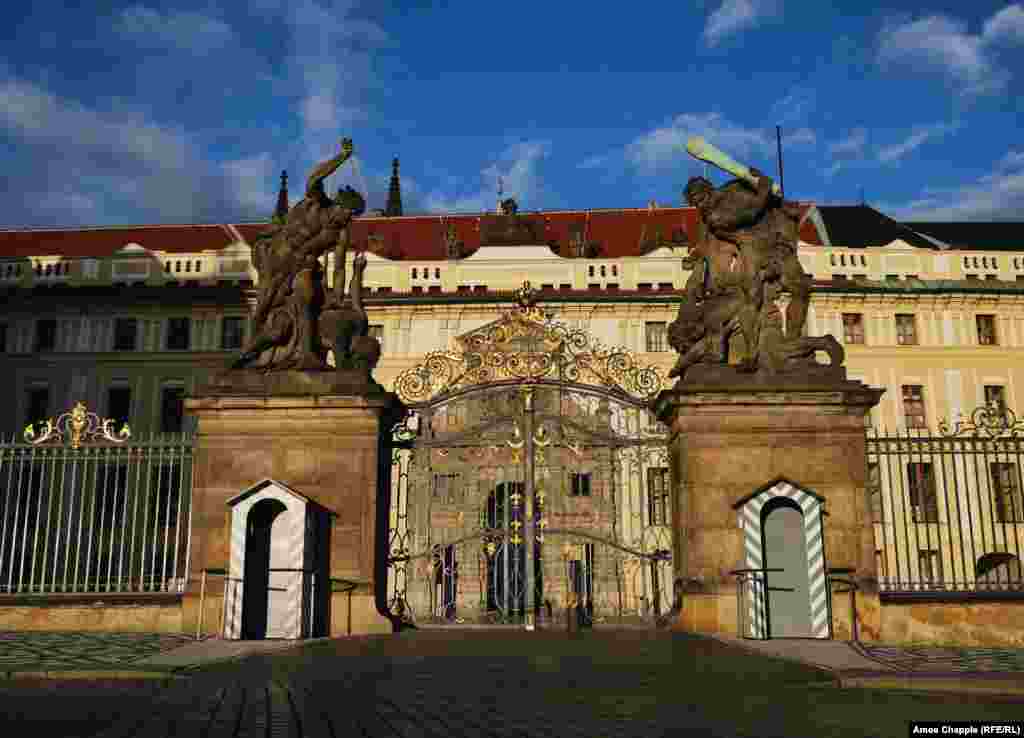 Porțile castelului din Praga pe 13 martie. Castelul era închis și gărzilor li s-a ordonat să-și părăsească posturile pe 11 martie 