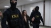 Evghenia Guțul, adusă la Judecătoria Ciocana din Penitenciarul nr. 13 de mascații CNA, de unde a fost lăsată să plece acasă, după pronunțarea deciziei. 