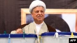 اکبر هاشمی رفسنجانی؛ به هنگام حضور بر سر صندوق رأی در انتخابات ۲۲ خرداد