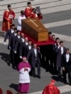 <p>Klerikët luten pranë arkivolit të Papa Françeskut të ndjerë, i mbuluar me librin e ungjijve, gjatë ceremonisë së varrimit në sheshin e Shën Pjetrit në Vatikan.
