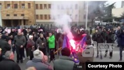Демонстрантите запалија знаме на ЕУ на протестот против двојазичноста во Скопје. Фото: А1он