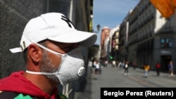 Cele mai multe state nu fac decât ca prin izolare masivă să amâne epidemia, în speranța că va apărea un vaccin, arată specialiștii.