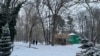 На засніженому містку через річку Салгир, на правому березі якої розташована &laquo;Гагарка&raquo; &ndash; так зазвичай самі сімферопольці називають свій головний міський парк