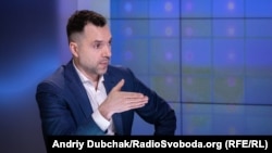 «Я – специфічна особа. Маю дивну рису: підсвічувати в людях найбільш проблемні місця. Це –​ риса справжнього терапевта», – каже Арестович
