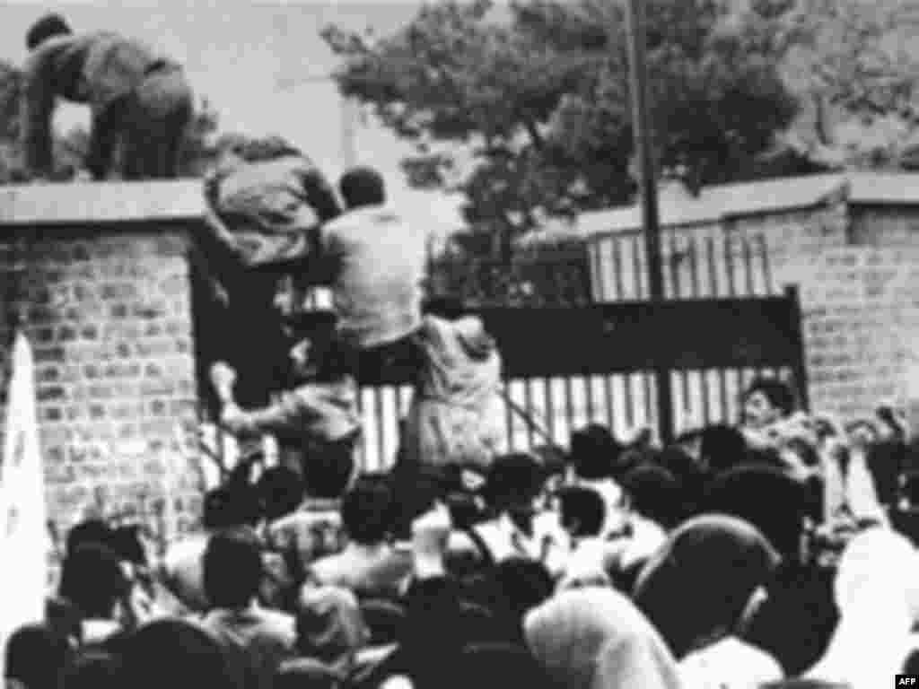 «دانشجویان پیرو خط امام» و چپ سفارت آمریکا در تهران را روز ۱۳ آبان ۱۳۵۸ اشغال میکنند و دیپلماتهای آمریکایی را به مدت ۴۴۴ روز به گروگان میگیرند.