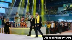 Қазақстан президенті Қасым-Жомарт Тоқаев (оң жақта) және бірінші президент Нұрсұлтан Назарбаев (сол жақта). Нұр-Сұлтан, 7 маусым 2019 жыл.