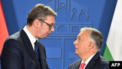 Српскиот претседател Александар Вучиќ (лево) и унгарскиот премиер Виктор Орбан (десно)