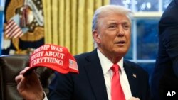 „Trump a avut dreptate în legătură cu tot ce a spus”, s-ar traduce mesajul de pe șapca pe care o ține în mână președintele SUA. Acesta a spus ieri că îl așteaptă pe Volodimir Zelenski la Casa Albă ca să semneze acordul cu privire la mineralele rare.