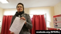 Тацяна Караткевіч падчас галасаваньня на выбарчым участку. Менск, 11 кастрычніка 2015 году
