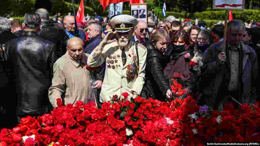 Відзначення Дня перемоги над нацизмом в Парку Вічної слави. Київ, 9 травня 2021 року «Патріоти» і квіти. Як у Києві відзначили День перемоги над нацизмом – фоторепортаж 