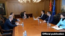 Премиерот Зоран Заев со владин тим на координација со преговарачот во спорот за името Васко Наумовски