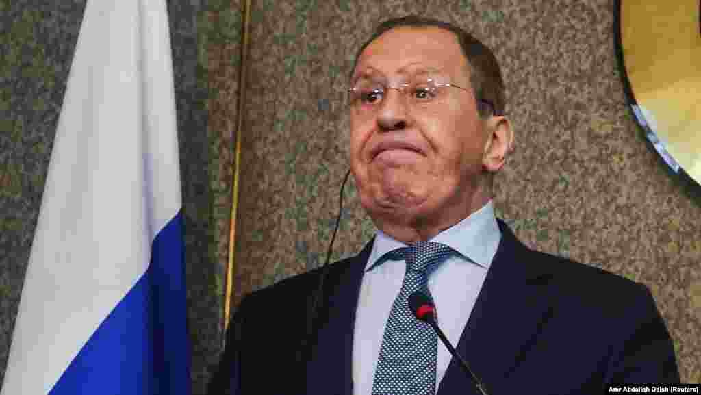 УКРАИНА / РУСИЈА - Рускиот министер за надворешни работи Сергеј Лавров изјави дека главна цел на Москва е да ја собори владата на украинскиот претседател Володимир Зеленски, додека Москва продолжува да бомбардира градови низ Украина. Изјавата на Лавров доаѓа додека Украина се обидува да го продолжи извозот на жито од нејзините црноморски пристаништа со новиот договор со Москва кој беше потпишан по рускиот напад врз Одеса во текот на викендот.