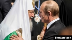 Президент Росії Володимир Путін (праворуч) і патріарх Московський Кирило на відзначенні 1025-річчя Хрещення України-Русі. Київ, 27 липня 2013 року