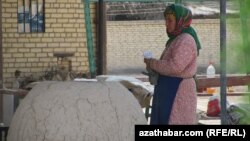 Выпечка хлеба в тамдыре, Лебапская область Туркменистана 