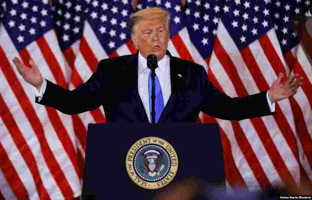 Дональд Трамп выступает в Восточной комнате Белого дома с первыми комментариями результатов голосования. В своем заявлении Трамп подчеркнул, что готовится праздновать "феноменальные результаты" выборов. Выступавший вслед за Трампом вице-президент Майк Пенс поздравил его с победой.