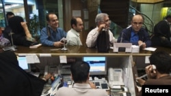 صف بستن مردم در صرافی‌های تهران برای خرید دلار، ۱۱ مهرماه