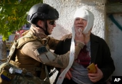 Aproape 100 de oameni au fost răniți în atacurile de luni din Ucraina. Cel puțin 14 au murit.