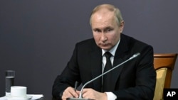Аналітики зауважили, що Путін не скористався подією, щоб зробити якісь оголошення щодо війни в Україні