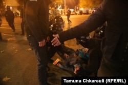 Полицейские окружили получившего травму мужчину на проспекте Руставели. 29 ноября 2024 года