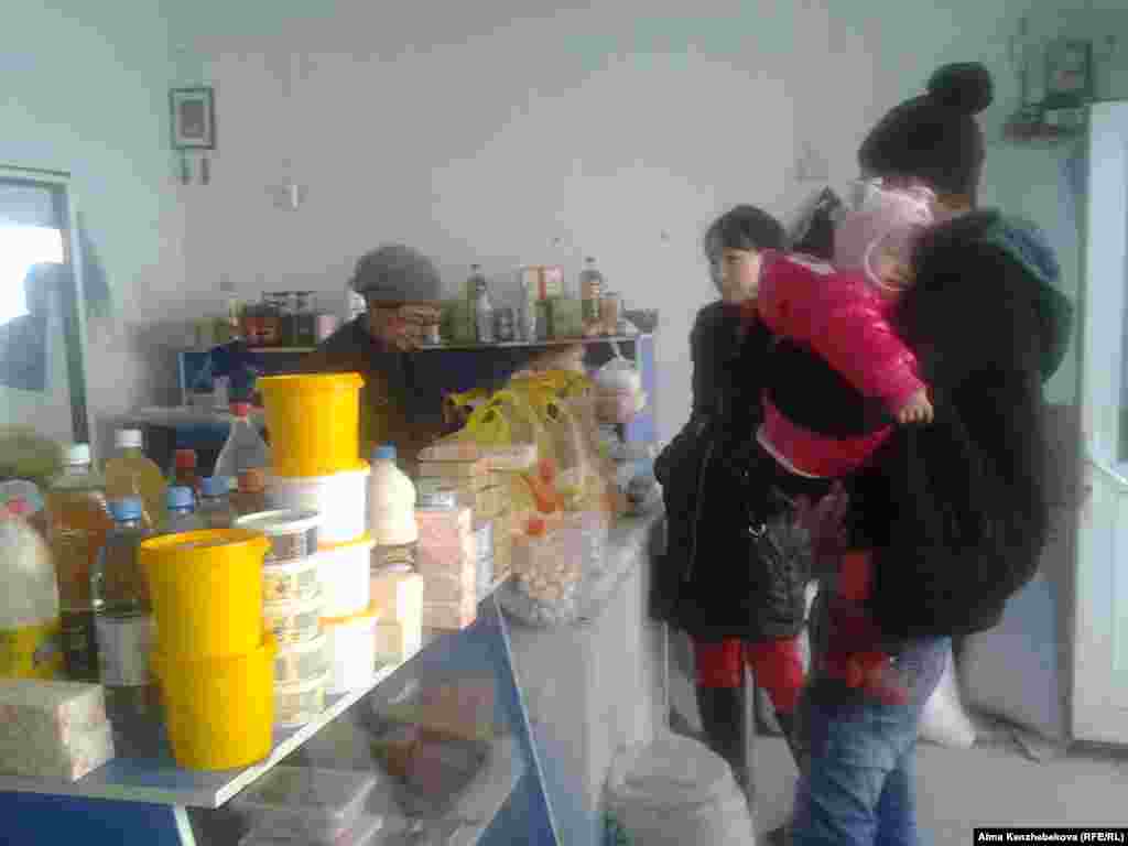 В сельских магазинах продукты после девальвации национальной валюты заметно подорожали. Десяток яиц стоит 250 тенге, килограмм сахара – 280 тенге, килограмм муки – 170 тенге.