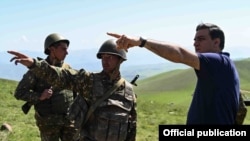 Մարդու իրավունքների պաշտպան Արման Թաթոյանը Սյունիքի սահմանագոտում զրուցում է ՀՀ ԶՈՒ զինծառայողների հետ, մայիս, 2021թ․