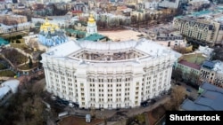 Будівля МЗС України і Михайлівський Золотоверхий монастир ПЦУ в Києві