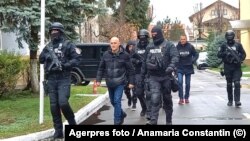 Horațiu Potra este dus de polițiști la audieri. 8 decembrie 2024.
