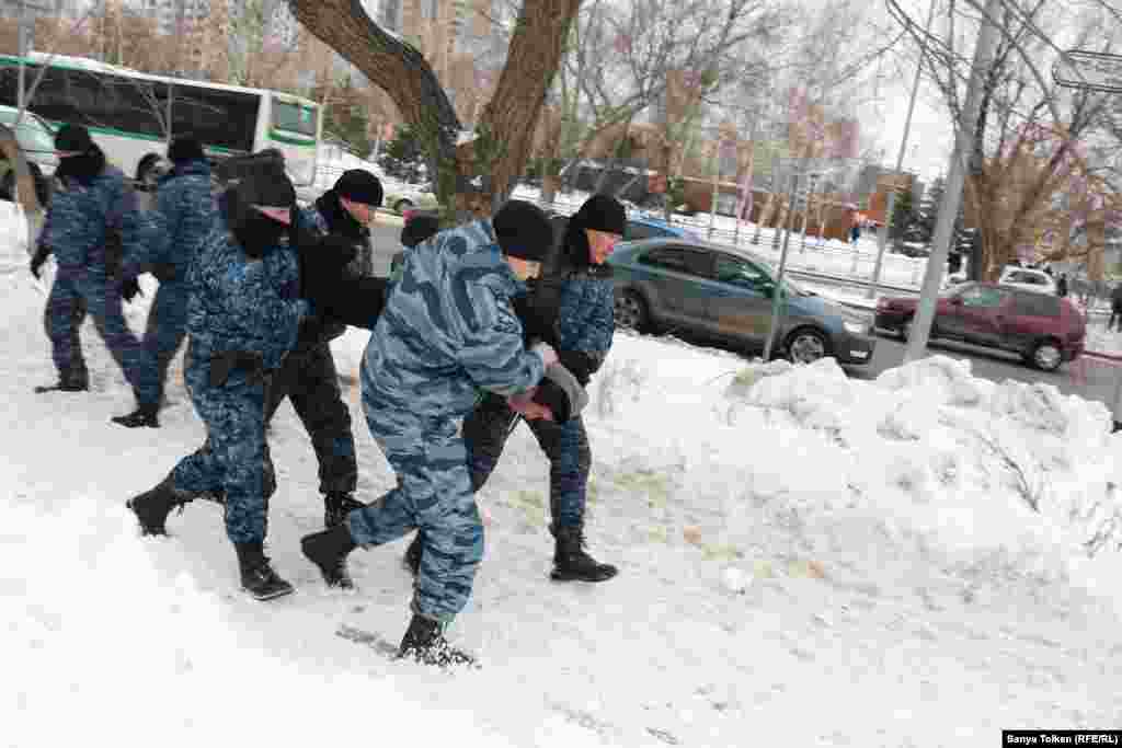 Нұр-Сұлтанда арнайы жасақ билікке қарсы митингіге келген адамдардың бірін ұстап жатыр. 