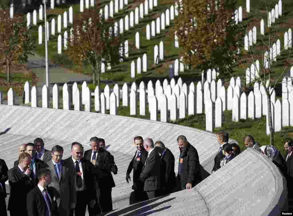 Premijer Srbije Aleksandar Vučić, član Predsjedništva BiH Bakir Izetbegović, premijer RS Milorad Dodik i predsjednik Opštine Srebrenica Ćamil Duraković u Memorijalnom centru Potočari. 