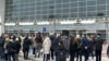 Qytetarët e Novi Sadit nderojnë viktimat e rrëzimit të tendës më 1 mars me 15 minuta heshtje.