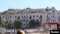 Противпожарни возила и полициски автомобили во близина на местото на руски ракетен напад во Чернихив, Украина, 19 август 2023 година