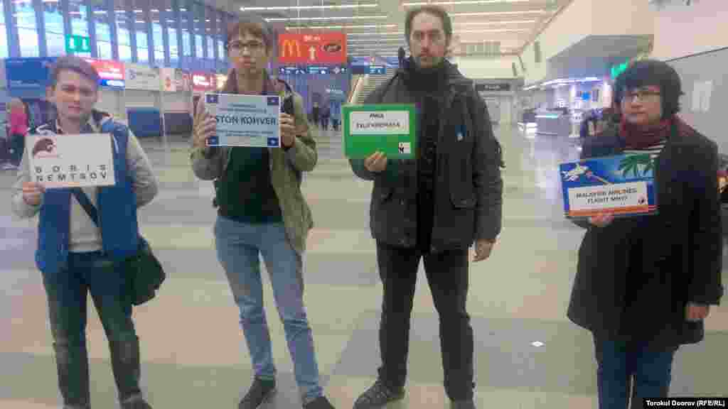 Активисты, которые, по их словам, не относятся ни к какой политической организации, хотят обратить внимание прибывающих в Прагу россиян на убийства по политическим мотивам, которые так часто происходят в России. Прага, 2 апреля 2015 года. 