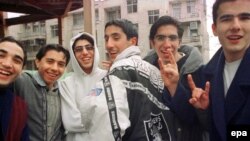 در آمارهای سازمان بهداشت جهانی، جمعيت ايران ۶۹ ميليون و ۵۱۵ هزار نفر ذکر شده و نرخ سالانه رشد جمعيت ۱/۱ درصد.