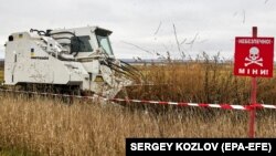 «У Херсоні, поряд із річковим портом, на розтяжку натрапив 63-річний чоловік. Це сталося на території його дачі. Постраждалого шпиталізували», – ОВА