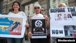 Представники української діаспори під час акції протесту проти агресії Росії проти України. Мілан, 9 червня 2015 року