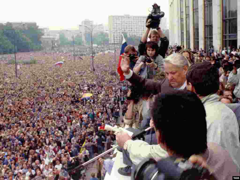 Борис Ельцин у Белого дома во время путча, 20 августа 1991 года - Россия, Москва. 12 июня - Государственный праздник Российской Федерации - День принятия Декларации о государственном суверенитете Российской Федерации. На снимке: Президент России Борис Ельцин (в центре с поднятой рукой) во время митинга 20 августа 1991 года у здания Верховного Совета РСФСР (сейчас - Дом Правительства РФ)