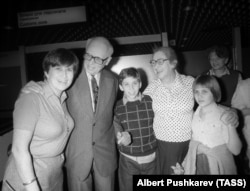 Reuniune de familie. Bonner, Saharov își întâlnesc fiica, Tatiana Iankelevici-Saharova (stânga), și nepoții pe aeroportul din Moscova. Iunie, 1987.