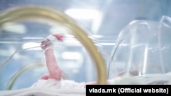 Бебе во инкубатор