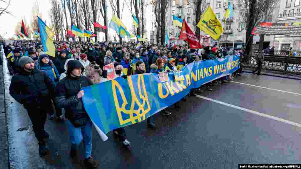 Удзельнікі маршу трымалі ў руках плякаты з надпісамі Say NO to PUTIN, UKRAINIANS WILL RESIST, "Данецк - гэта Украіна" і іншыя.