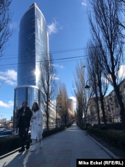 Жителите на Киев беа надвор уживајќи во невообичаеното топло, сончево февруарско време на 13 февруари 2022 година.