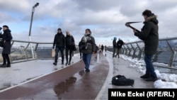 S pogledom na rijeku Dnjepar, tri godine star Stakleni most popularno je odredište za turiste i prometnike.