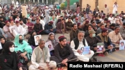 په کراچۍ کې د پښتون ژغورنې غورځنګ په احتجاجي پرلت کې د غورځنګ پر مشر منظور پشتين او نورو غړيو سربېره د لادرکه کړل شويو بلوڅانو خپلوانو هم ګډون وکړ.