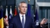 Secretarul general al NATO, Jens Stoltenberg, în timpul unei conferințe de presă comună cu prim-ministrul suedez Ulf Kristersson, după ce Suedia a aderat oficial la Organizația Tratatului Atlanticului de Nord (NATO), la sediul Alianței Nord-Atlantice de la Bruxelles.