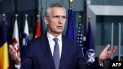 Secretarul general al NATO, Jens Stoltenberg, în timpul unei conferințe de presă comună cu prim-ministrul suedez Ulf Kristersson, după ce Suedia a aderat oficial la Organizația Tratatului Atlanticului de Nord (NATO), la sediul Alianței Nord-Atlantice de la Bruxelles.